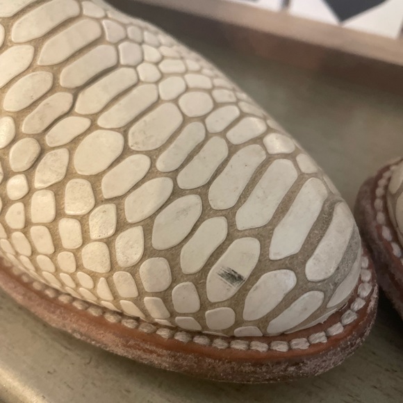 It has some peeling on the side look at the pictures - Picture 1 of 7